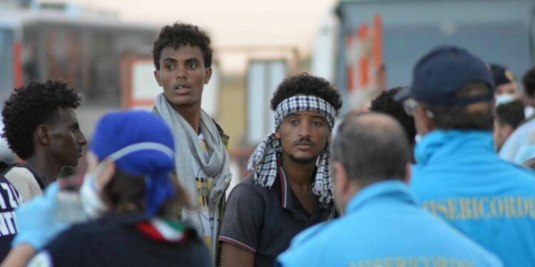 Migranti a Pozzallo (LaPresse)