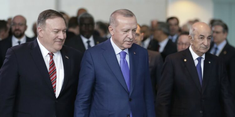 Mike Pompeo, Recep T. Erdogan e il presidente dell'Algeria Abdelmadjid Tebboune (LaPresse)