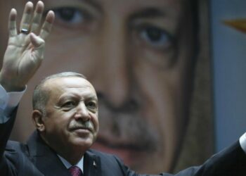 Recep Tayyip Erdogan, presidente della Turchia, fa il saluto a quattro dita dei Fratelli musulmani (LaPresse)