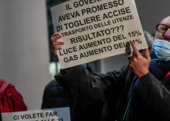 Proteste contro il governo a Milano (LaPresse)