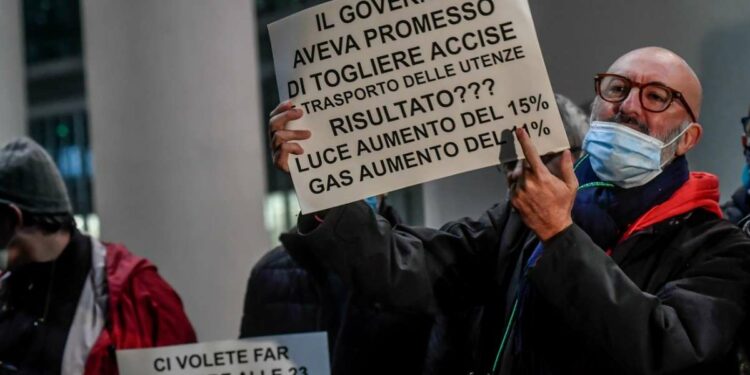 Proteste contro il governo a Milano (LaPresse)