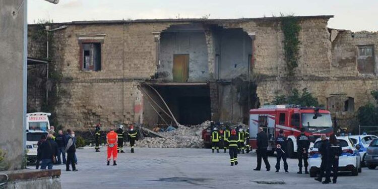 Napoli, il crollo della palazzina dei senzatetto