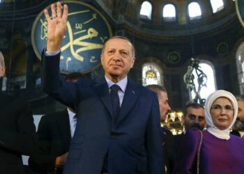 Recep Tayyip Erdogan nell'ex basilica di Santa Sofia, oggi moschea (LaPresse)