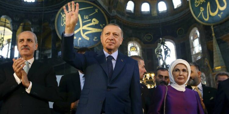 Recep Tayyip Erdogan nell'ex basilica di Santa Sofia, oggi moschea (LaPresse)