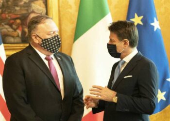 Il segretario di Stato americano Mike Pompeo ieri con Giuseppe Conte a Palazzo Chigi (LaPresse)