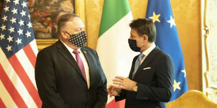 Il segretario di Stato americano Mike Pompeo ieri con Giuseppe Conte a Palazzo Chigi (LaPresse)