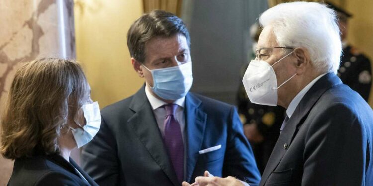 Luciana Lamorgese, ministro dell'interno, con Giuseppe Conte, presidente del Consiglio, e Sergio Mattarella, capo dello Stato (LaPresse)