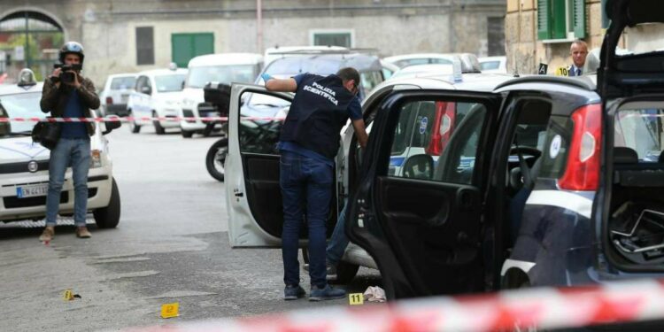 Polizia a Napoli (LaPresse)