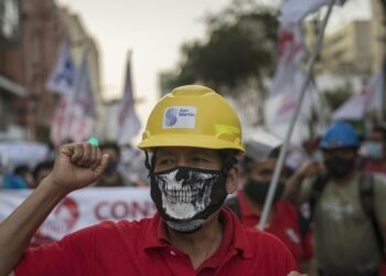 Una manifestazione in Perù (Lapresse)