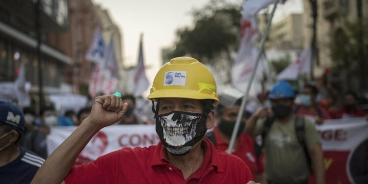 Una manifestazione in Perù (Lapresse)