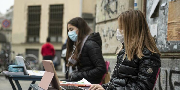 Studenti in protesta a Torino contro la Didattica a distanza (LaPresse)