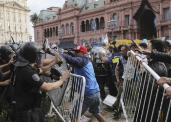 Gli scontri fuori dalla Casa Rosada (Lapresse)