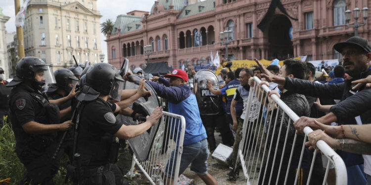 Gli scontri fuori dalla Casa Rosada (Lapresse)