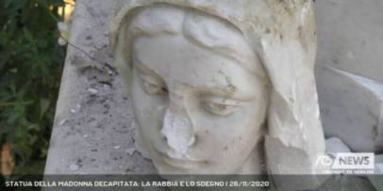 La statua della Madonna di Marghera decapitata (Foto Antenna Tre)