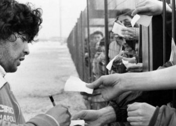 Diego Armando Maradona firma autografi a Napoli negli anni 80 (LaPresse)