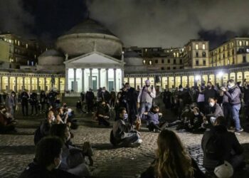 Napoli, protesta contro il lockdown in Piazza del Plebiscito (LaPresse)