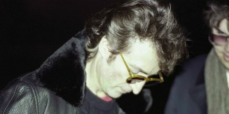 John Lennon firma un autografo al suo assassino poche ore prima di essere ucciso