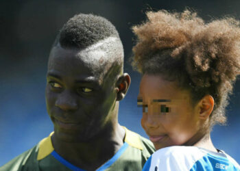 Mario Balotelli con in braccio sua figlia Pia