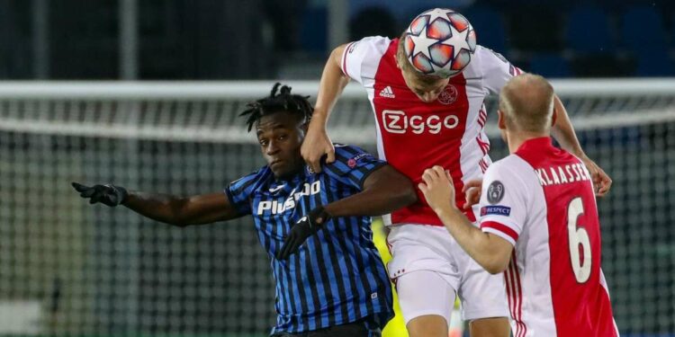 Calciomercato Torino - Schuurs colpisce di testa con l'Ajax contro l'Atalanta (Foto LaPresse)