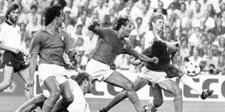 Paolo Rossi, a desta, ha appena colpito il pallone dell'1-0 contro la Germania, 1982 (LaPresse)