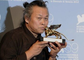 Kim Ki-duk premiato a Venezia nel 2012 (Lapresse)