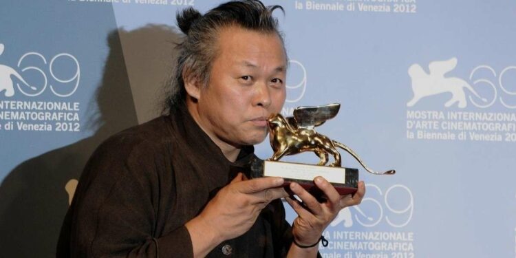 Kim Ki-duk premiato a Venezia nel 2012 (Lapresse)