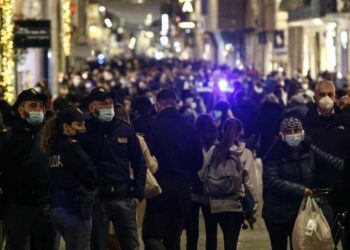 Struscio natalizio in via del Corso a Roma (LaPresse)