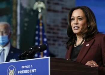 La vicepresidente Usa Kamala Harris. A sinistra, Joe Biden (LaPresse)