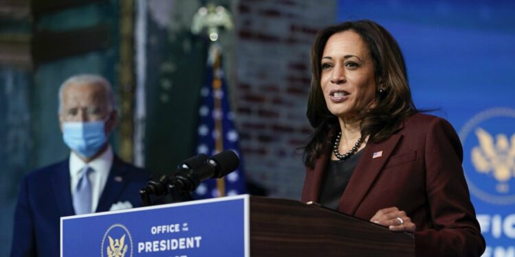 La vicepresidente Usa Kamala Harris. A sinistra, Joe Biden (LaPresse)