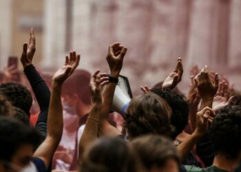 Docenti in protesta davanti a Montecitorio (LaPresse)