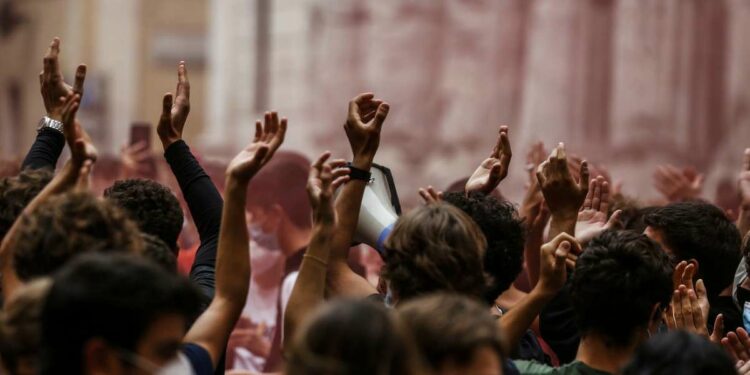 Docenti in protesta davanti a Montecitorio (LaPresse)