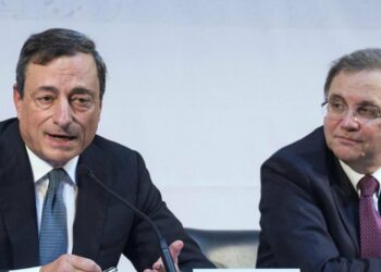 Mario Draghi, ex presidente della Bce, con Ignazio Visco, presidente di Bankitalia (LaPresse)