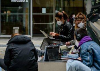 Studenti in Dad nella Piazza di Regione Lombardia, a Milano, per protestare contro le misure del governo (LaPresse)