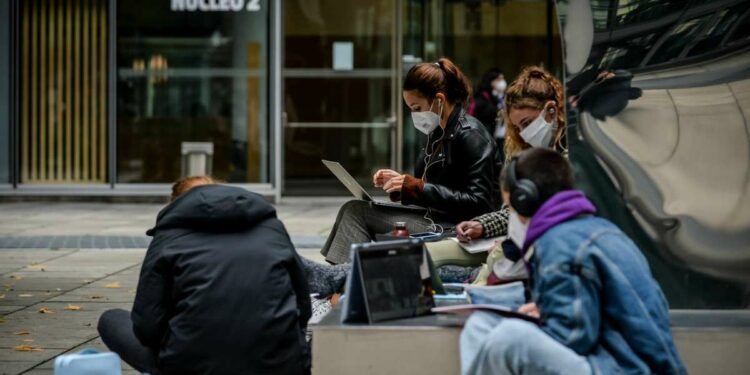 Studenti in Dad nella Piazza di Regione Lombardia, a Milano, per protestare contro le misure del governo (LaPresse)