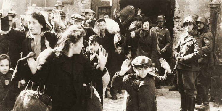 Ebrei rastrellati dai tedeschi durante la rivolta del ghetto di Varsavia, 1943 (Wikipedia)