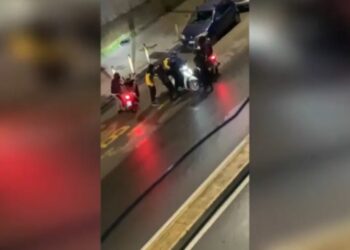 Rider picchiato a Napoli per rubargli il motorino (Screen da Repubblica)