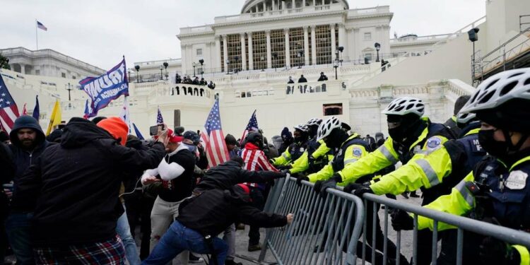 Manifestanti pro-Trump assaltano la sede del Congresso (LaPresse)