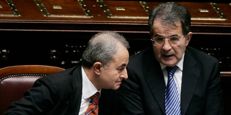 Arturo Parisi con Romano Prodi (LaPresse)