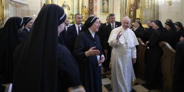 Papa Francesco con le suore