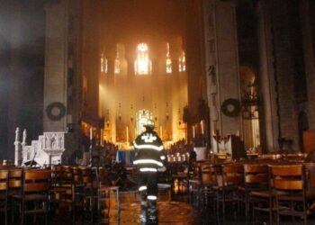 New York, 17 dic. 2001: pompiere nella cattedrale di St John the Divine in fiamme (LaPresse)