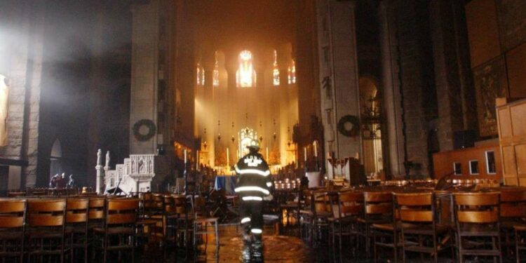 New York, 17 dic. 2001: pompiere nella cattedrale di St John the Divine in fiamme (LaPresse)