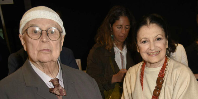 Carla Fracci in compagnia del marito Beppe Menegatti