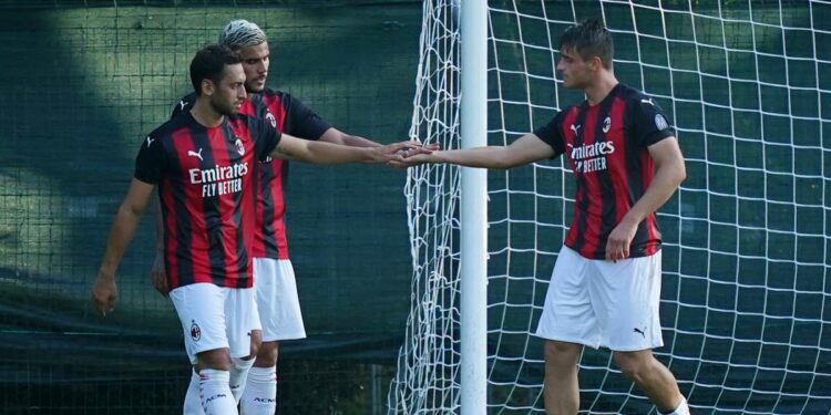 Theo Hernandez e Hakan Calhanoglu sono positivi al Coronavirus (Foto LaPresse)