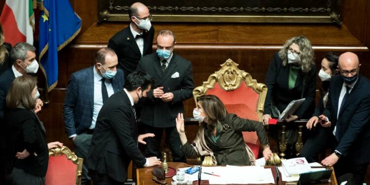 Caos al Senato durante la chiusura delle operazioni di voto (LaPresse)