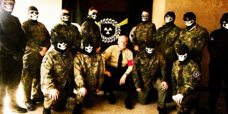 AtomWaffen, una foto di uno dei gruppi neonazisti ispirati alle SS