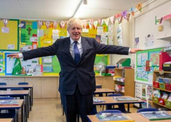 Il premier inglese Boris Johnson in una scuola (LaPresse)