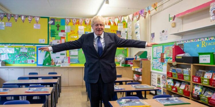 Il premier inglese Boris Johnson in una scuola (LaPresse)