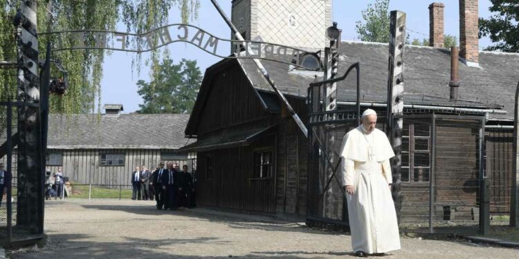 Papa Francesco ad Auschwitz