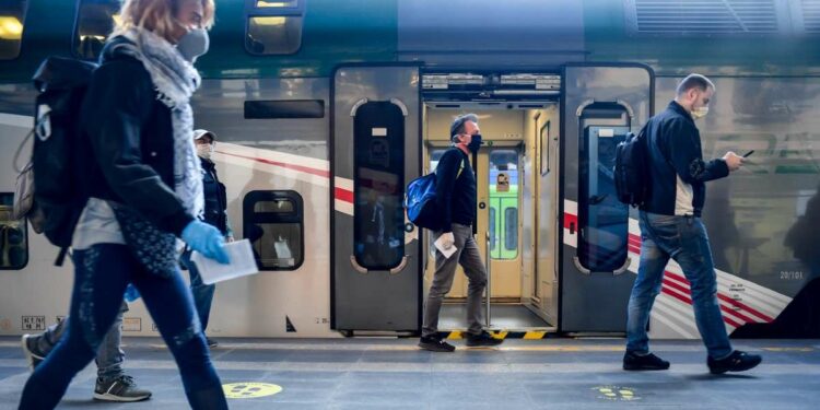 treno mascherina sbagliata polizia