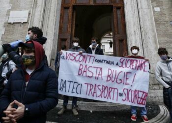 Studenti in protesta (LaPresse)